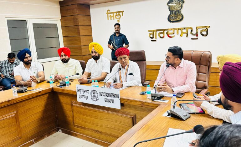 ਕੇਂਦਰੀ ਰਾਜ ਮੰਤਰੀ ਭਾਗੀਰਥ ਚੌਧਰੀ ਵੱਲੋਂ ਜ਼ਿਲ੍ਹਾ ਗੁਰਦਾਸਪੁਰ ਦੇ ਹੜ੍ਹ ਪ੍ਰਭਾਵਿਤ ਖੇਤਰਾਂ ਦਾ ਦੌਰਾ