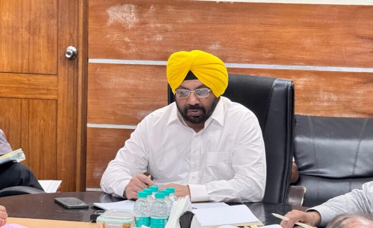 ਹਰਭਜਨ ਸਿੰਘ ਈ. ਟੀ. ਓ ਡਾਕਟਰ ਰਵਜੋਤ ਸਿੰਘ ਅਤੇ ਮਹਿੰਦਰ ਭਗਤ ਵਲੋਂ ਵਾਈ.ਪੂਰਨ ਕੁਮਾਰ ਦੇ ਪਰਿਵਾਰ ਨਾਲ ਮੁਲਾਕਾਤ