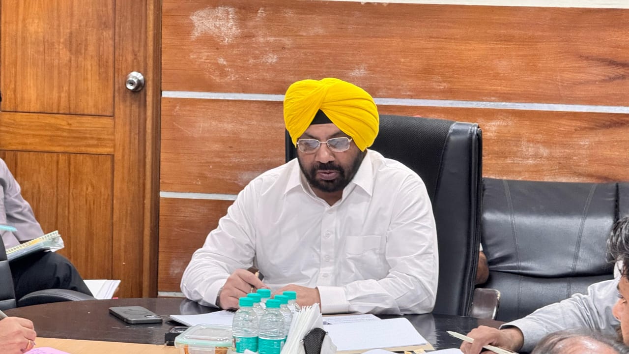 ਹਰਭਜਨ ਸਿੰਘ ਈ. ਟੀ. ਓ ਡਾਕਟਰ ਰਵਜੋਤ ਸਿੰਘ ਅਤੇ ਮਹਿੰਦਰ ਭਗਤ ਵਲੋਂ ਵਾਈ.ਪੂਰਨ ਕੁਮਾਰ ਦੇ ਪਰਿਵਾਰ ਨਾਲ ਮੁਲਾਕਾਤ