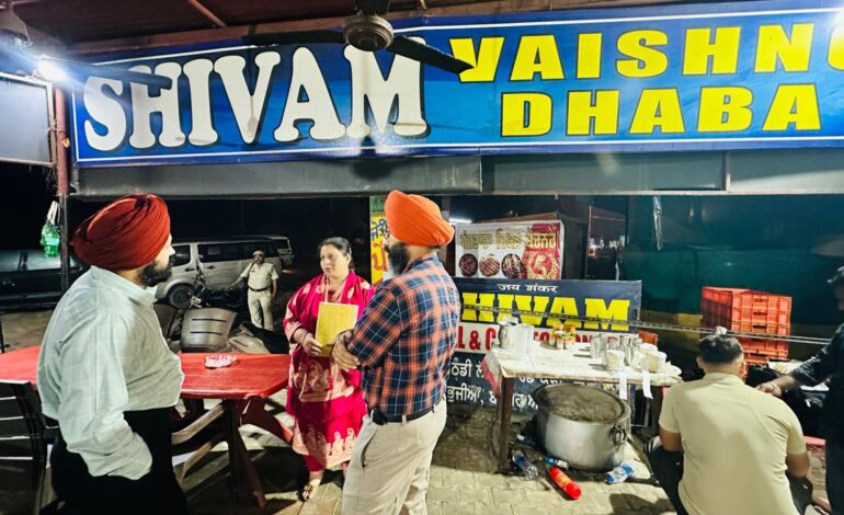 ਤਿਉਹਾਰੀ ਸੀਜ਼ਨ ਦੇ ਮੱਦੇਨਜ਼ਰ ਵਧੀਕ ਡਿਪਟੀ ਕਮਿਸ਼ਨਰ (ਜਨਰਲ) ਅਤੇ ਸਿਹਤ ਵਿਭਾਗ ਵੱਲੋਂ ਤੜਕਸਾਰ ਸਰਹੱਦੀ ਇਲਾਕਿਆਂ ‘ਚ ਨਾਕਾਬੰਦੀ ਕਰਕੇ ਕੀਤੀ ਚੈਕਿੰਗ