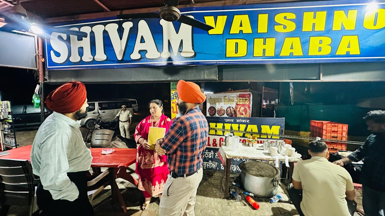 ਤਿਉਹਾਰੀ ਸੀਜ਼ਨ ਦੇ ਮੱਦੇਨਜ਼ਰ ਵਧੀਕ ਡਿਪਟੀ ਕਮਿਸ਼ਨਰ (ਜਨਰਲ) ਅਤੇ ਸਿਹਤ ਵਿਭਾਗ ਵੱਲੋਂ ਤੜਕਸਾਰ ਸਰਹੱਦੀ ਇਲਾਕਿਆਂ ‘ਚ ਨਾਕਾਬੰਦੀ ਕਰਕੇ ਕੀਤੀ ਚੈਕਿੰਗ