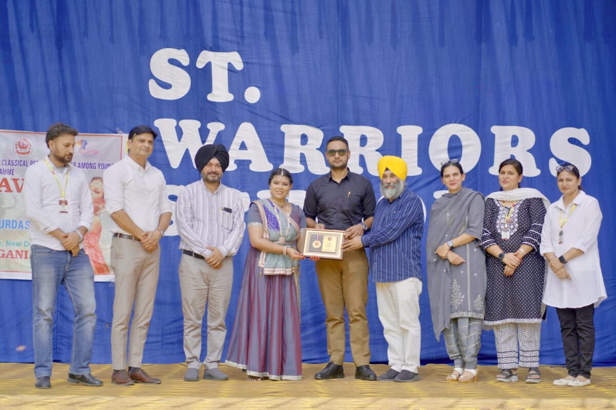 ਸੇਂਟ ਵਾਰੀਅਰ ਸਕੂਲ ਵਿਖੇ ਵਿਦਿਆਰਥੀਆਂ ਨੂੰ ਭਾਰਤੀ ਸੱਭਿਆਚਾਰ ਦੇ ਅਮੀਰ ਵਿਰਸੇ ਨਾਲ ਜਾਣੂ ਕਰਵਾਣ ਲਈ ਪ੍ਰਸਿੱਧ ਨਿਰਤਕੀ ਨੈਨਿਕਾ ਗਾਂਗਣੀ ਦਾ ਕਥਕ ਡਾਂਸ ਪੇਸ਼ ਕੀਤਾ ਗਿਆ।