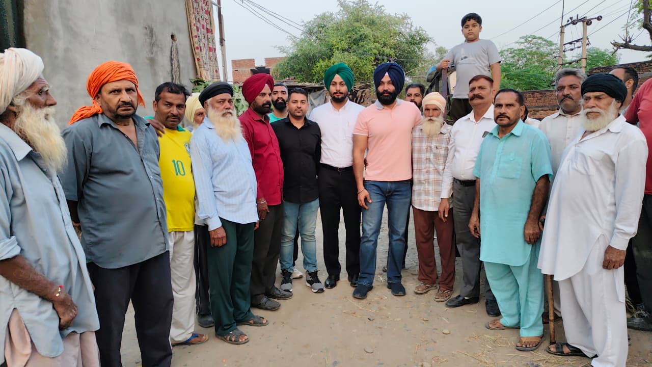 ਐਡਵੋਕੇਟ ਅਮਰਜੋਤ ਸਿੰਘ ਬੱਬੇਹਾਲੀ ਵੱਲੋਂ ਪਸ਼ੂਆਂ ਦੇ ਚਾਰੇ ਵਾਸਤੇ ਫੀਡ ਵੰਡੀ