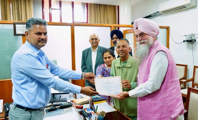 ਪੰਜਾਬ ਰਾਜ ਸਭਾ ਉਮੀਦਵਾਰ ਰਜਿੰਦਰ ਗੁਪਤਾ ਨੂੰ ਚੋਣ ਸਰਟੀਫਿਕੇਟ ਦਿੱਤਾ