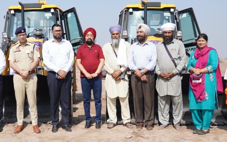 ਸੰਸਦ ਡਾ. ਵਿਕ੍ਰਮਜੀਤ ਸਿੰਘ ਸਾਹਨੀ ਨੇ ਧਰਮਕੋਟ ਪੱਤਨ ਵਿੱਚ ਡੀ-ਸਿਲਟਿੰਗ ਦਾ ਜਾਇਜ਼ਾ ਲਿਆ, ਮਹਿਲਾ ਸਵੈ-ਸਹਾਇਤਾ ਸਮੂਹਾਂ ਨੂੰ ਦਿੱਤਾ ਉਤਸ਼ਾਹ, ਸੌਂਪੀਆਂ ਦੱਸ ਸਿਲਾਈ ਮਸ਼ੀਨਾਂ