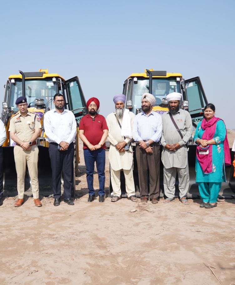 ਸੰਸਦ ਡਾ. ਵਿਕ੍ਰਮਜੀਤ ਸਿੰਘ ਸਾਹਨੀ ਨੇ ਧਰਮਕੋਟ ਪੱਤਨ ਵਿੱਚ ਡੀ-ਸਿਲਟਿੰਗ ਦਾ ਜਾਇਜ਼ਾ ਲਿਆ, ਮਹਿਲਾ ਸਵੈ-ਸਹਾਇਤਾ ਸਮੂਹਾਂ ਨੂੰ ਦਿੱਤਾ ਉਤਸ਼ਾਹ, ਸੌਂਪੀਆਂ ਦੱਸ ਸਿਲਾਈ ਮਸ਼ੀਨਾਂ