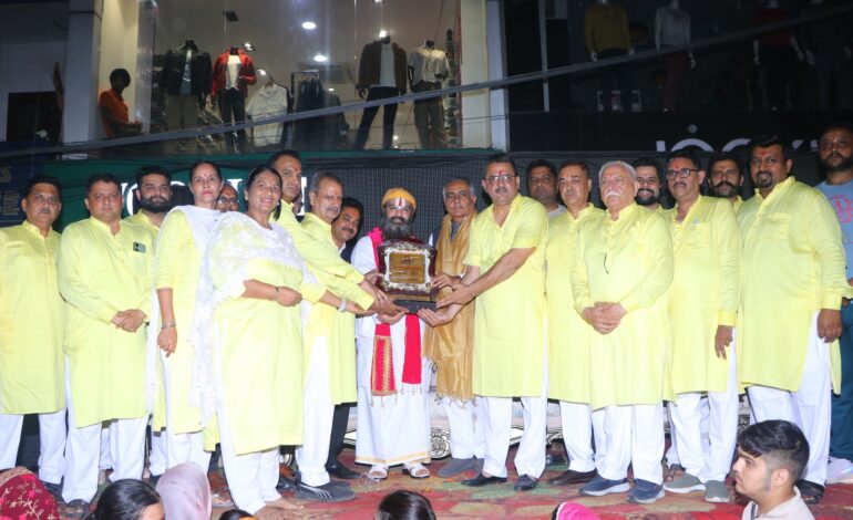 ਦੀਪ ਉਤਸਵ ਤੇ ਲੱਗੀਆਂ ਰੌਣਕਾਂ,11 ਹਜ਼ਾਰ ਦੀਵਿਆਂ ਨਾਲ ਜਗਮਗ ਹੋਇਆ ਹਨੂੰਮਾਨ ਚੌਂਕ