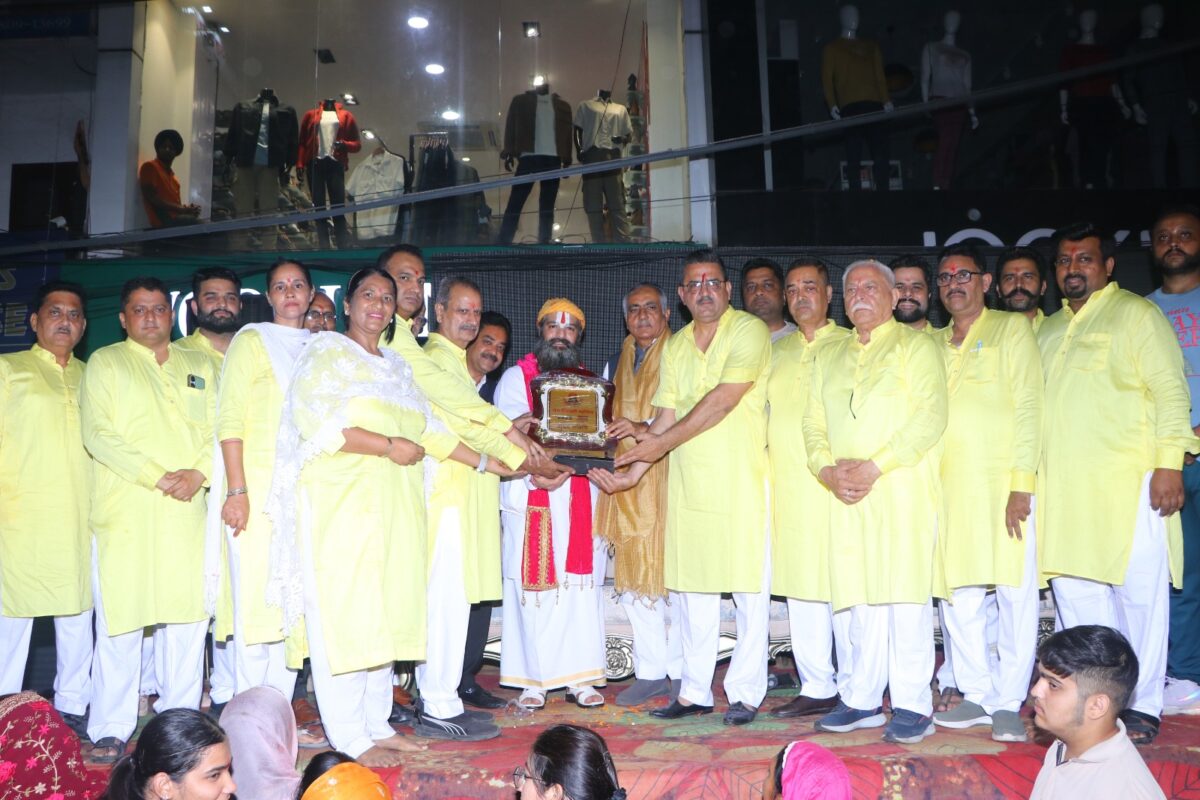 ਦੀਪ ਉਤਸਵ ਤੇ ਲੱਗੀਆਂ ਰੌਣਕਾਂ,11 ਹਜ਼ਾਰ ਦੀਵਿਆਂ ਨਾਲ ਜਗਮਗ ਹੋਇਆ ਹਨੂੰਮਾਨ ਚੌਂਕ