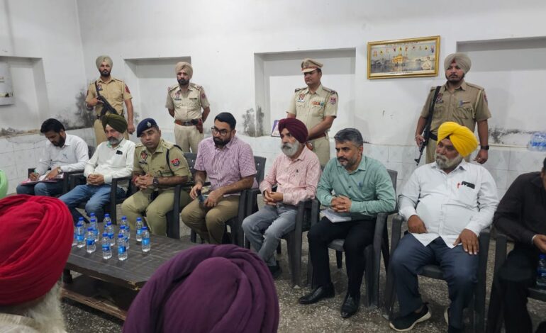 ਦੀਵਾਲੀ ਵਾਲੇ ਦਿਨ ਵੀ ਪ੍ਰਸ਼ਾਸਨ ਨੇ ਸੰਭਾਲਿਆ ਮੋਰਚਾ: ਡਿਪਟੀ ਕਮਿਸ਼ਨਰ ਤੇ ਐਸ.ਐਸ.ਪੀ. ਵੱਲੋਂ ਪਿੰਡਾਂ ਦਾ ਦੌਰਾ, ਪਰਾਲੀ ਨਾ ਸਾੜਨ ਦੀ ਅਪੀਲ