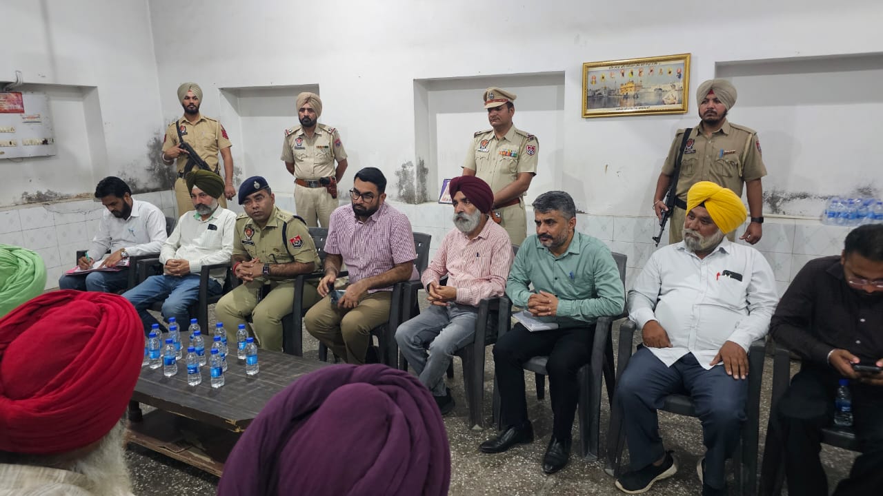 ਦੀਵਾਲੀ ਵਾਲੇ ਦਿਨ ਵੀ ਪ੍ਰਸ਼ਾਸਨ ਨੇ ਸੰਭਾਲਿਆ ਮੋਰਚਾ: ਡਿਪਟੀ ਕਮਿਸ਼ਨਰ ਤੇ ਐਸ.ਐਸ.ਪੀ. ਵੱਲੋਂ ਪਿੰਡਾਂ ਦਾ ਦੌਰਾ, ਪਰਾਲੀ ਨਾ ਸਾੜਨ ਦੀ ਅਪੀਲ