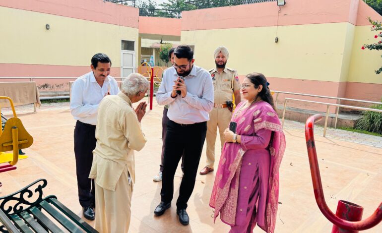 ਡਿਪਟੀ ਕਮਿਸ਼ਨਰ ਨੇ ਬਿਰਧ ਆਸ਼ਰਮ ਅਤੇ ਚਿਲਡਰਨ ਹੋਮ ਗੁਰਦਾਸਪੁਰ ਵਿੱਚ ਪਹੁੰਚ ਕੇ ਬਜ਼ੁਰਗਾਂ ਤੇ ਬੱਚਿਆਂ ਨਾਲ ਦੀਵਾਲੀ ਦੀਆਂ ਖੁਸ਼ੀਆਂ ਸਾਂਝੀਆਂ ਕੀਤੀਆਂ