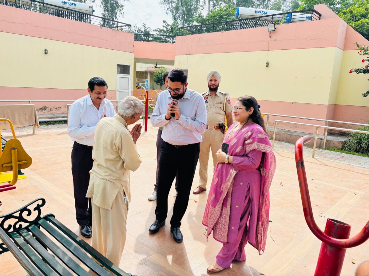 ਡਿਪਟੀ ਕਮਿਸ਼ਨਰ ਨੇ ਬਿਰਧ ਆਸ਼ਰਮ ਅਤੇ ਚਿਲਡਰਨ ਹੋਮ ਗੁਰਦਾਸਪੁਰ ਵਿੱਚ ਪਹੁੰਚ ਕੇ ਬਜ਼ੁਰਗਾਂ ਤੇ ਬੱਚਿਆਂ ਨਾਲ ਦੀਵਾਲੀ ਦੀਆਂ ਖੁਸ਼ੀਆਂ ਸਾਂਝੀਆਂ ਕੀਤੀਆਂ