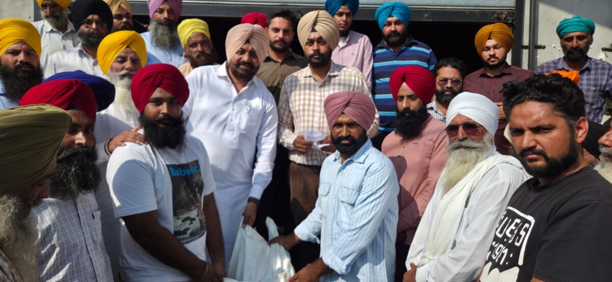 ਵਿਧਾਇਕ ਗੁਰਦੀਪ ਸਿੰਘ ਰੰਧਾਵਾ ਨੇ ਹੜ੍ਹ ਪ੍ਰਭਾਵਿਤ ਕਿਸਾਨਾਂ ਨੂੰ ਕਣਕ ਦਾ ਮੁਫ਼ਤ ਬੀਜ ਵੰਡਣ ਦੀ ਕੀਤੀ ਸ਼ੁਰੂਆਤ