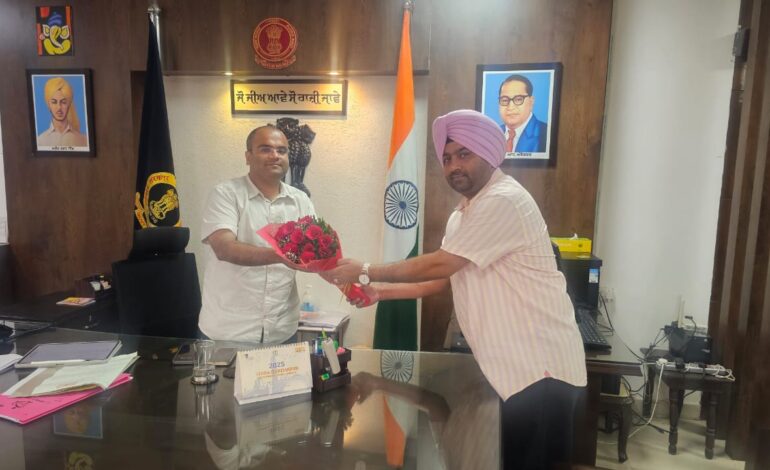 ਡਿਪਟੀ ਕਮਿਸ਼ਨਰ ਆਦਿੱਤਿਆ ਉੱਪਲ ਦਾ ਚੋਣ ਤਹਿਸੀਲਦਾਰ ਮਨਜਿੰਦਰ ਸਿੰਘ ਵਲੋਂ ਨਿੱਘਾ ਸਵਾਗਤ