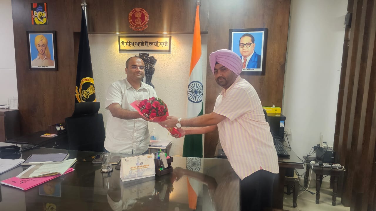 ਡਿਪਟੀ ਕਮਿਸ਼ਨਰ ਆਦਿੱਤਿਆ ਉੱਪਲ ਦਾ ਚੋਣ ਤਹਿਸੀਲਦਾਰ ਮਨਜਿੰਦਰ ਸਿੰਘ ਵਲੋਂ ਨਿੱਘਾ ਸਵਾਗਤ