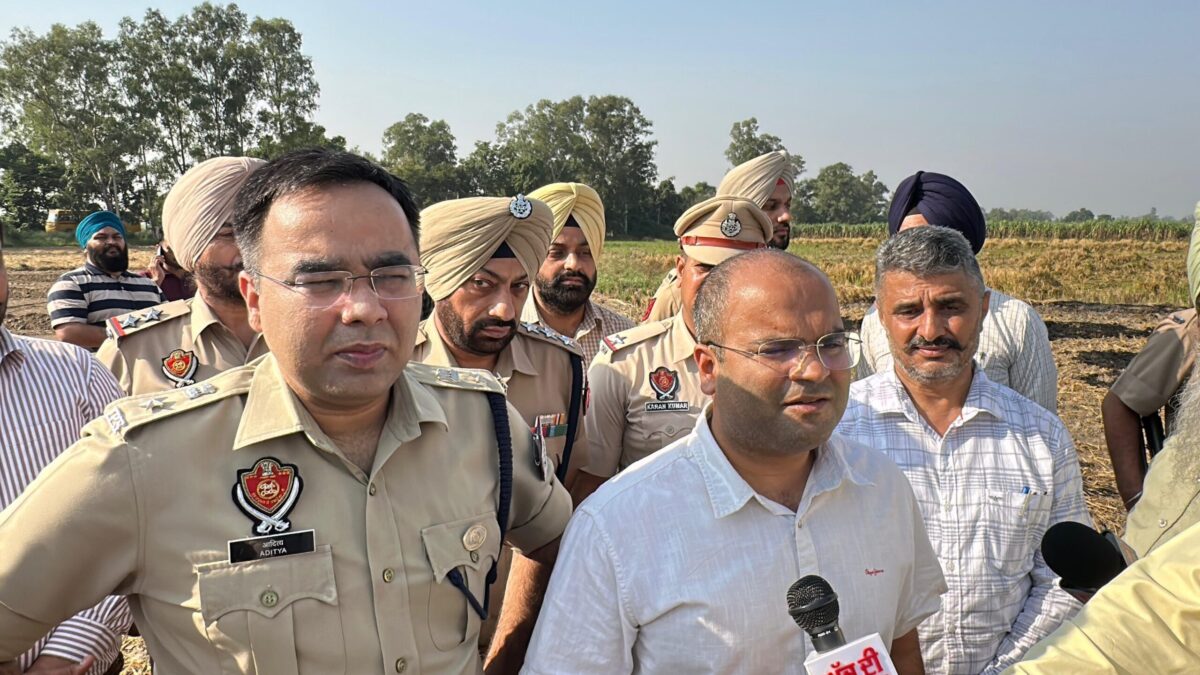 ਡਿਪਟੀ ਕਮਿਸ਼ਨਰ ਆਦਿੱਤਿਆ ਉੱਪਲ ਅਤੇ ਐਸ.ਐਸ.ਪੀ ਆਦਿੱਤਿਆ, ਕਾਹਨੂੰਵਾਨ ਬਲਾਕ ਦੇ ਪਿੰਡਾਂ ਵਿੱਚ ਪਹੁੰਚੇ-ਕਿਸਾਨਾਂ ਨੂੰ ਮਿਲਕੇ ਫਸਲ ਦੀ ਰਹਿੰਦ ਖੂੰਹਦ ਨਾ ਸਾੜਨ ਤੇ ਪਰਾਲੀ ਪ੍ਰਬੰਧਨ ਦੀ ਕੀਤੀ ਅਪੀਲ