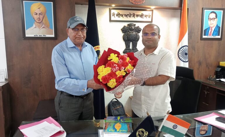 ਡਿਪਟੀ ਕਮਿਸ਼ਨਰ ਸ੍ਰੀ ਅਦਿਤਿਆ ਉੱਪਲ ਨਾਲ਼ ਰਾਸ਼ਟਰੀ ਪੁਰਸਕਾਰ ਪ੍ਰਾਪਤ ਰੋਮੇਸ਼ ਮਹਾਜਨ ਦੀ ਸ਼ਿਸ਼ਟਾਚਾਰ ਮੁਲਾਕਾਤ