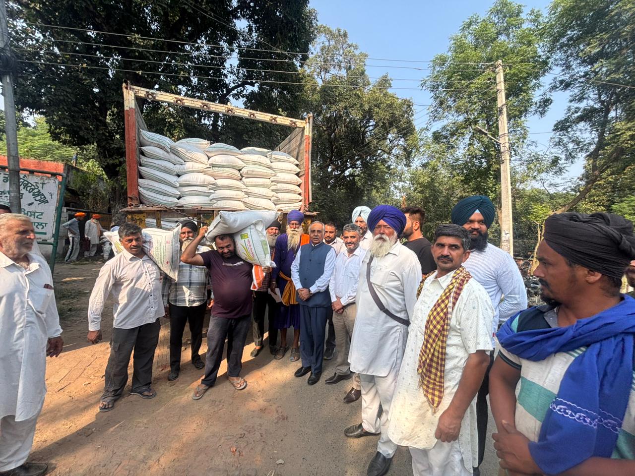 ਰਮਨ ਬਹਿਲ ਨੇ ਹੜ੍ਹ ਪ੍ਰਭਾਵਿਤ ਕਿਸਾਨਾਂ ਨੂੰ ਕਣਕ ਦਾ ਮੁਫ਼ਤ ਬੀਜ ਵੰਡਣ ਦੀ ਕਰਵਾਈ ਸ਼ੁਰੂਆਤ