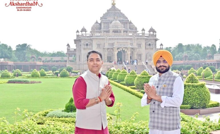 ਅਮਨ ਅਰੋੜਾ ਅਤੇ ਤਰੁਨਪ੍ਰੀਤ ਸੌਂਦ ਨੇ ਗੁਜਰਾਤ ਦੇ ਸਵਾਮੀਨਾਰਾਇਣ ਅਕਸ਼ਰਧਾਮ ਵਿਖੇ ਮੱਥਾ ਟੇਕਿਆ