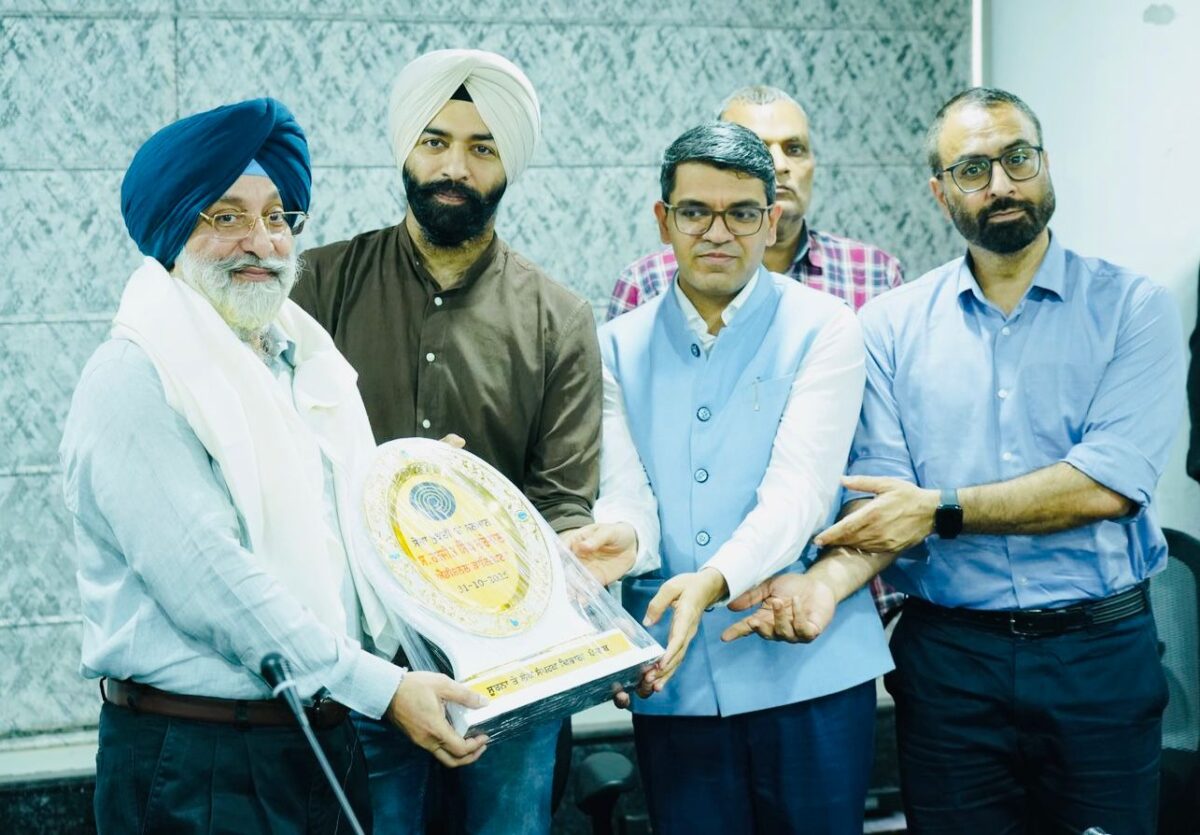 ਸੂਚਨਾ ਤੇ ਲੋਕ ਸੰਪਰਕ ਵਿਭਾਗ ਵੱਲੋਂ ਵਧੀਕ ਡਾਇਰੈਕਟਰ ਹਰਜੀਤ ਗਰੇਵਾਲ ਅਤੇ ਡਿਪਟੀ ਡਾਇਰੈਕਟਰ ਹਰਦੀਪ ਸਿੰਘ ਨੂੰ ਸੇਵਾਮੁਕਤੀ ‘ਤੇ ਨਿੱਘੀ ਵਿਦਾਇਗੀ