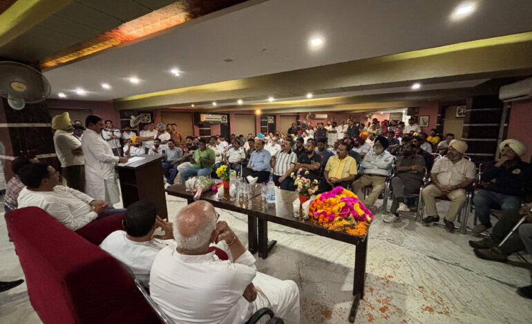ਸਾਬਕਾ ਕੇਂਦਰੀ ਮੰਤਰੀ ਭਰਤ ਸਿੰਘ ਸੋਲੰਕੀ ਨੇ ਸੰਗਠਨ ਸਿਰਜਣਾ ਮੁਹਿੰਮ ਤਹਿਤ ਗੁਰਦਾਸਪੁਰ ਦੇ ਵਪਾਰੀਆਂ ਨਾਲ ਕੀਤੀ ਬੈਠਕ