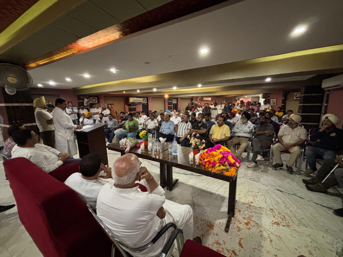 ਸਾਬਕਾ ਕੇਂਦਰੀ ਮੰਤਰੀ ਭਰਤ ਸਿੰਘ ਸੋਲੰਕੀ ਨੇ ਸੰਗਠਨ ਸਿਰਜਣਾ ਮੁਹਿੰਮ ਤਹਿਤ ਗੁਰਦਾਸਪੁਰ ਦੇ ਵਪਾਰੀਆਂ ਨਾਲ ਕੀਤੀ ਬੈਠਕ