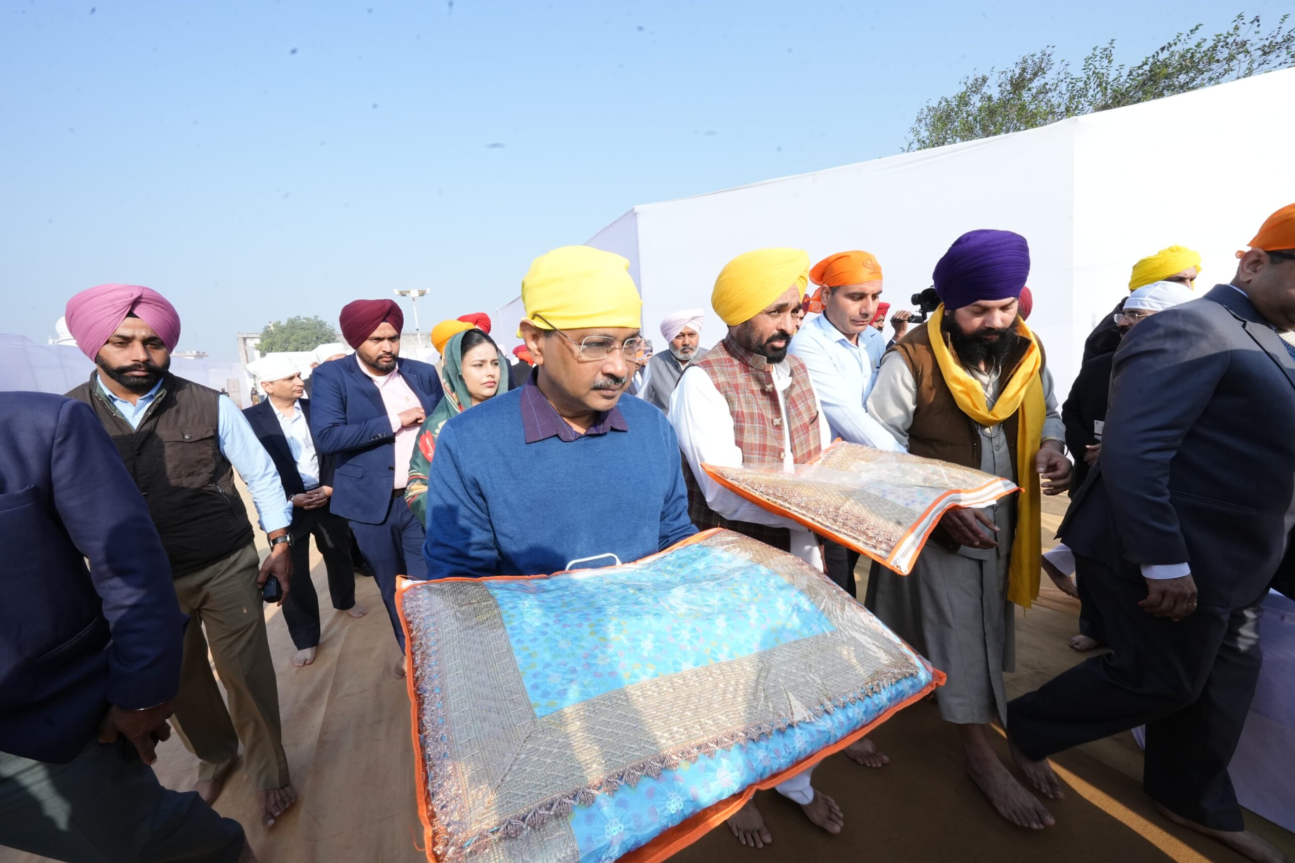 ਮੁੱਖ ਮੰਤਰੀ ਅਤੇ ਅਰਵਿੰਦ ਕੇਜਰੀਵਾਲ ਨੇ ਗੁਰਦੁਆਰਾ ਬਾਬਾ ਬੁੱਢਾ ਦਲ ਛਾਉਣੀ ਵਿਖੇ ਸ੍ਰੀ ਅਖੰਡ ਪਾਠ ਸਾਹਿਬ ਦੀ ਆਰੰਭਤਾ ਮੌਕੇ ਅਕਾਲ ਪੁਰਖ ਦਾ ਅਸ਼ੀਰਵਾਦ ਲਿਆ