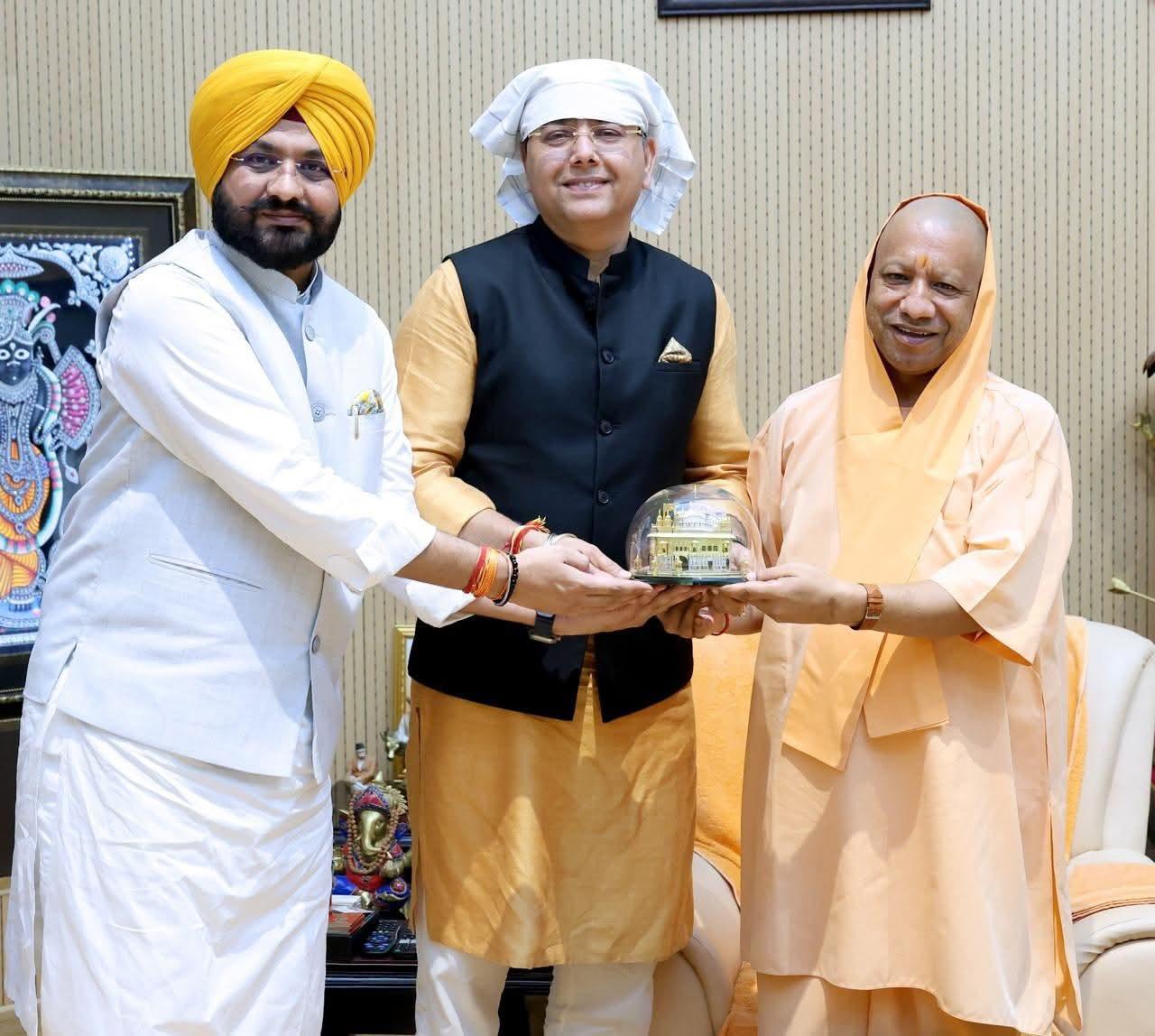 ਅਮਨ ਅਰੋੜਾ ਅਤੇ ਤਰੁਨਪ੍ਰੀਤ ਸੌਂਦ ਵੱਲੋਂ ਉੱਤਰ ਪ੍ਰਦੇਸ਼ ਦੇ ਮੁੱਖ ਮੰਤਰੀ ਯੋਗੀ ਆਦਿਤਿਆਨਾਥ ਨਾਲ ਮੁਲਾਕਾਤ; ਸ੍ਰੀ ਗੁਰੂ ਤੇਗ਼ ਬਹਾਦਰ ਜੀ ਦੇ 350ਵੇਂ ਸ਼ਹੀਦੀ ਦਿਹਾੜੇ ਨੂੰ ਸਮਰਪਿਤ ਸਮਾਗਮਾਂ ‘ਚ ਸ਼ਾਮਲ ਹੋਣ ਲਈ ਦਿੱਤਾ ਸੱਦਾ