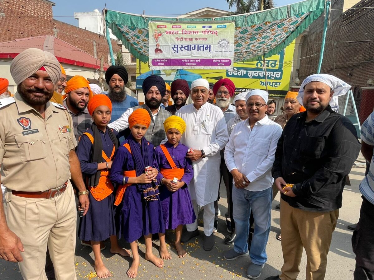 ਸ੍ਰੀ ਗੁਰੂ ਨਾਨਕ ਦੇਵ ਜੀ ਦੇ ਪ੍ਰਕਾਸ਼ ਦਿਹਾੜੇ ਨੂੰ ਸਮਰਪਿਤ ਨਗਰ ਕੀਰਤਨ ਦਾ ਰਮਨ ਬਹਿਲ ਅਤੇ ਉਨ੍ਹਾਂ ਦੇ ਪਰਿਵਾਰ ਵਲੋਂ ਭਰਵਾਂ ਸਵਾਗਤ