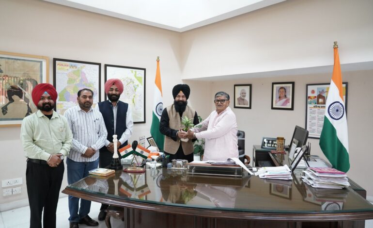 ਪੰਜਾਬ ਐਸ.ਸੀ. ਕਮਿਸ਼ਨ ਦੇ ਚੇਅਰਮੈਨ ਵੱਲੋਂ ਰਾਜਪਾਲ ਨਾਲ ਮੁਲਾਕਾਤ, ਅਨੁਸੂਚਿਤ ਜਾਤੀਆਂ ਦੀ ਭਲਾਈ ਲਈ ਹੋਰ ਬਿਹਤਰ ਸਹਿਯੋਗ ਮੰਗਿਆ