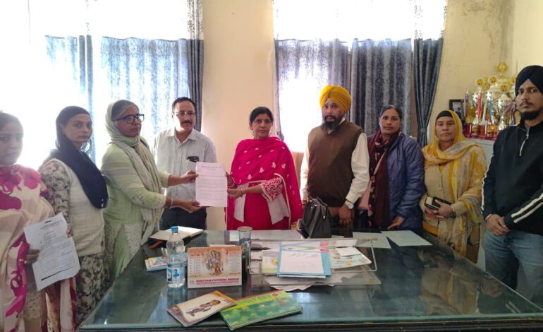 ਬੀਪੀਈਓ ਪੋਹਲਾ ਸਿੰਘ ਖਿਲਾਫ ਇਸਤਰੀ ਮੁਲਾਜ਼ਮ ਤਾਲਮੇਲ ਫਰੰਟ ਵੱਲੋਂ ਡੀਈਓ ਐਲੀਮੈਂਟਰੀ ਦਫਤਰ ਮੂਹਰੇ ਲਗਾਇਆ ਧਰਨਾ