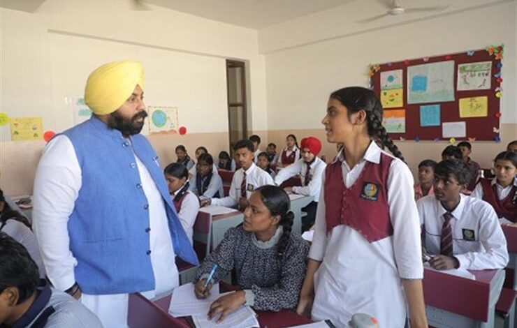 ਮਾਨ ਸਰਕਾਰ ਦੀ ਅਗਵਾਈ ਹੇਠ ਸਿੱਖਿਆ ਵਿੱਚ ਜੁੜਿਆ ਇੱਕ ਨਵਾਂ ਅਧਿਆਇ : ਸਕੂਲ ਹੁਣ ਡਿਗਰੀਆਂ ਦੇ ਨਾਲ-ਨਾਲ “ਕਮਾਈ ਦੇ ਹੁਨਰ” ਵੀ ਕਰਨਗੇ ਪ੍ਰਦਾਨ ,  ਵਿਦਿਆਰਥੀ ਬਣਨਗੇ ਸਵੈ-ਨਿਰਭਰਤਾ ਦੀਆਂ ਉਦਾਹਰਣਾਂ ।*