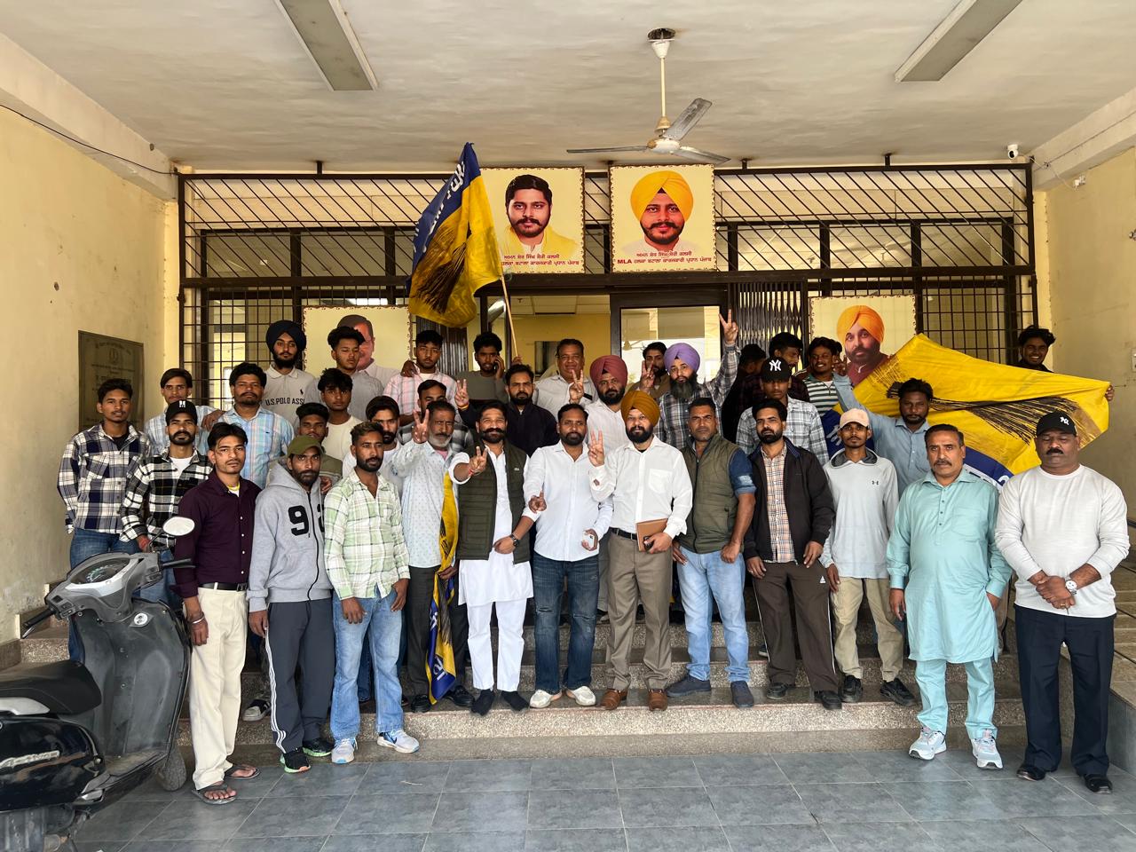 ਵਿਧਾਇਕ ਸ਼ੈਰੀ ਕਲਸੀ ਦੇ ਪੀ.ਏ ਬਲਜੀਤ ਸਿੰਘ ਨਿੱਕੂ ਦੀ ਅਗਵਾਈ ਵਿੱਚ ਮੋਟਰਸਾਈਕਲਾਂ ‘ਤੇ ਯੂਥ ਤੇ ਵਰਕਰਾਂ  ਨੇ ਵੱਡੀ ਗਿਣਤੀ ਵਿੱਚ ਰੋਡ ਸ਼ੋਅ ਵਿੱਚ ਕੀਤੀ ਸ਼ਮੂਲੀਅਤ