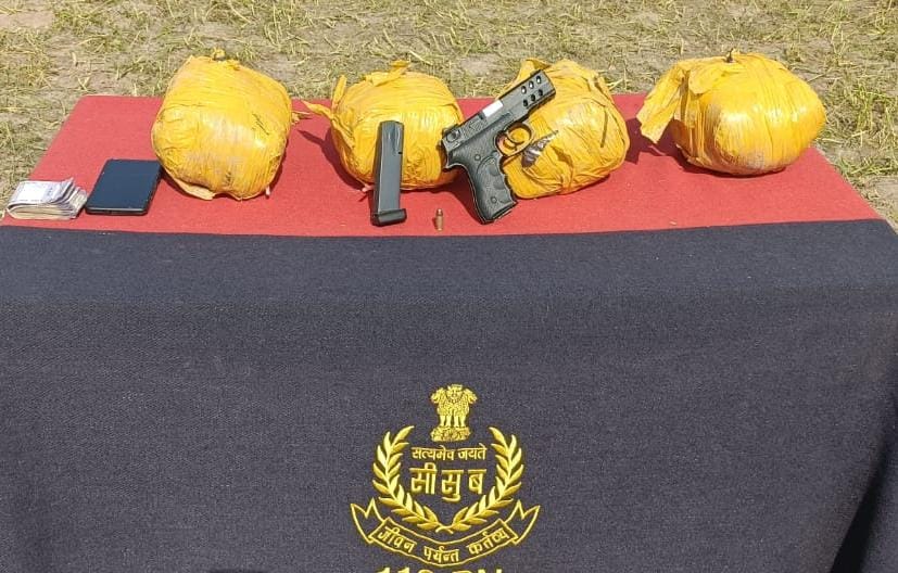 🛑 ਬੀ.ਐੱਸ.ਐੱਫ. ਨੂੰ ਵੱਡੀ ਕਾਮਯਾਬੀ: ਗੁਰਦਾਸਪੁਰ ਵਿੱਚ ਹਥਿਆਰਬੰਦ ਤਸਕਰ ਗ੍ਰਿਫ਼ਤਾਰ, 11 ਕਿਲੋ ਤੋਂ ਵੱਧ ਹੈਰੋਇਨ ਬਰਾਮਦ