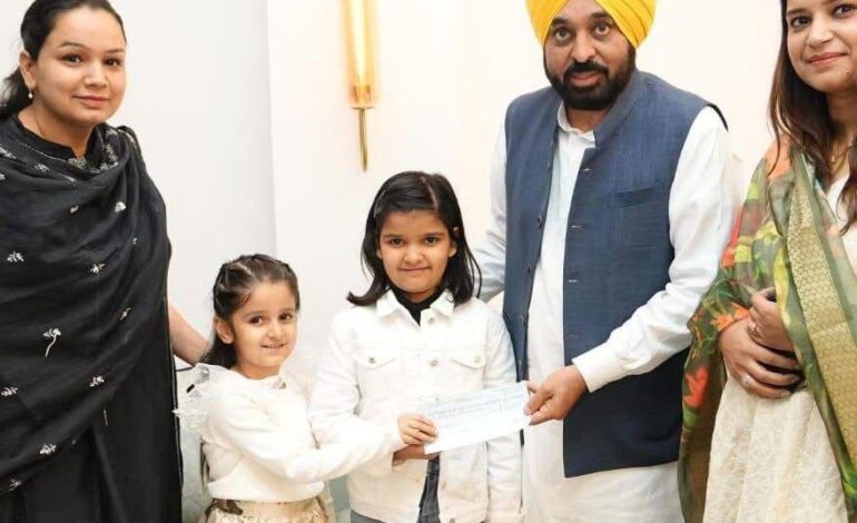 ਧੀਆਂ ਦੀ ਪਹਿਲੀ ਕਮਾਈ ਦੂਜਿਆਂ ਲਈ ਬਣੀ ਉਮੀਦ 7 ਅਤੇ 6 ਸਾਲ ਦੀਆਂ ਭੈਣਾਂ ਨੇ ਹੜ੍ਹ ਪੀੜਤਾਂ ਲਈ ਵਰਕਸ਼ਾਪ ਦੀ ਕਮਾਈ ਕੀਤੀ ਦਾਨ , ਮੁੱਖ ਮੰਤਰੀ ਮਾਨ ਨੇ ਕੀਤੀ ਪ੍ਰਸ਼ੰਸਾ