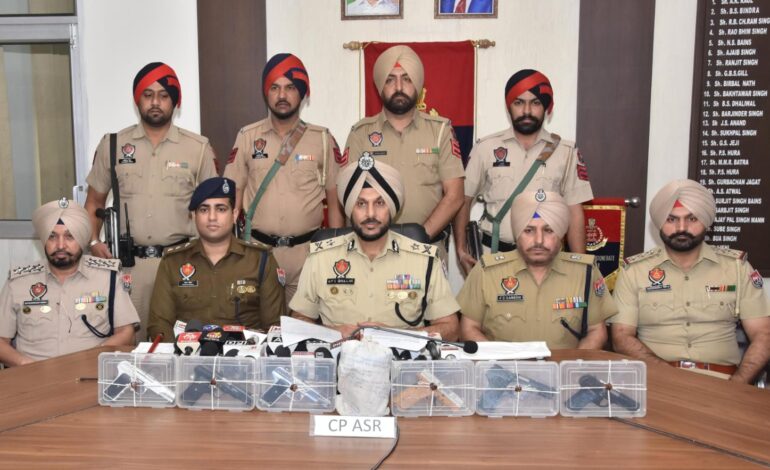 ਅੰਮ੍ਰਿਤਸਰ ਵਿੱਚ ਪਾਕਿਸਤਾਨ ਅਧਾਰਤ ਹਥਿਆਰ ਅਤੇ ਨਾਰਕੋ ਨੈੱਟਵਰਕ ਦਾ ਪਰਦਾਫਾਸ਼; ਛੇ ਪਿਸਤੌਲਾਂ, 1 ਕਿਲੋ ਹੈਰੋਇਨ ਸਮੇਤ ਪੰਜ ਗ੍ਰਿਫ਼ਤਾਰ
