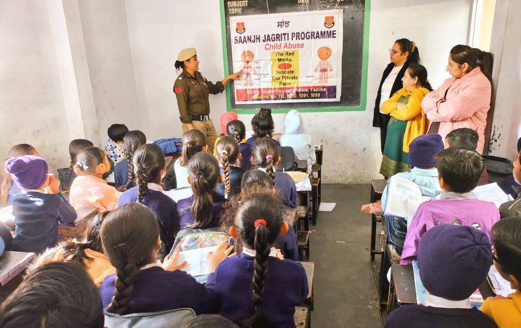 ਮਾਨ ਸਰਕਾਰ ਦੀ ਪੰਜਾਬ ਪੁਲਿਸ: ਬੱਚਿਆਂ ਨੂੰ ਬਣਾ ਰਹੀ ਕੱਲ੍ਹ ਦੇ ਰਾਖੇ, ‘ਸਾਈਬਰ ਜਾਗੋ’ ਤੋਂ ‘ਸਾਂਝ’ ਤੱਕ – ਬੱਚਿਆਂ ਨੂੰ ਬਣਾ ਰਹੇ ਸਾਈਬਰ ਸੁਰੱਖਿਆ ਦੇ ਯੋਧੇ