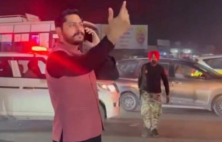 ਟ੍ਰੈਫਿਕ ਵਿੱਚ ਫਸੀ ਐਂਬੂਲੈਂਸ ਨੂੰ ਦੇਖ ਕੇ ਆਪ ਵਿਧਾਇਕ ਖੁਦ ਉਤਰੇ ਸੜਕਾਂ ‘ਤੇ , ਮਰੀਜ਼ ਦੀ ਬਚਾਈ ਜਾਨ , ਲਾਪਰਵਾਹੀ ਕਰਨ ਵਾਲੀ ਪੁਲਿਸ ਵਿਰੁੱਧ ਕੀਤੀ ਸਖ਼ਤ ਕਾਰਵਾਈ