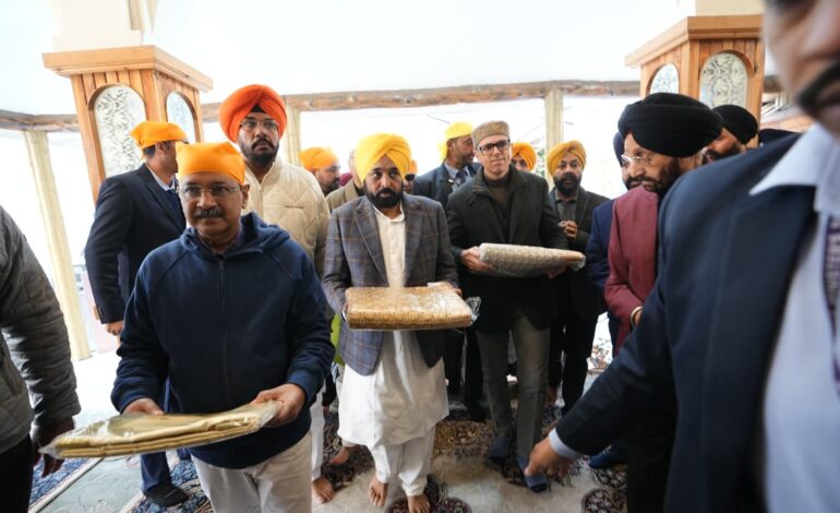 ਸ੍ਰੀ ਗੁਰੂ ਤੇਗ਼ ਬਹਾਦਰ ਜੀ ਦੇ 350ਵੇਂ ਸ਼ਹੀਦੀ ਦਿਹਾੜੇ ਨੂੰ ਸਮਰਪਿਤ ਵਿਸ਼ਾਲ ਨਗਰ ਕੀਰਤਨ ਸ੍ਰੀਨਗਰ ਤੋਂ ਰਵਾਨਾ, ਮੁੱਖ ਮੰਤਰੀ ਭਗਵੰਤ ਸਿੰਘ ਮਾਨ, ਅਰਵਿੰਦ ਕੇਜਰੀਵਾਲ ਅਤੇ ਜੰਮੂ ਕਸ਼ਮੀਰ ਦੇ ਮੁੱਖ ਮੰਤਰੀ ਉਮਰ ਅਬਦੁੱਲਾ ਨੇ ਸੰਗਤ ਨਾਲ ਕੀਤੀ ਸ਼ਿਰਕਤ