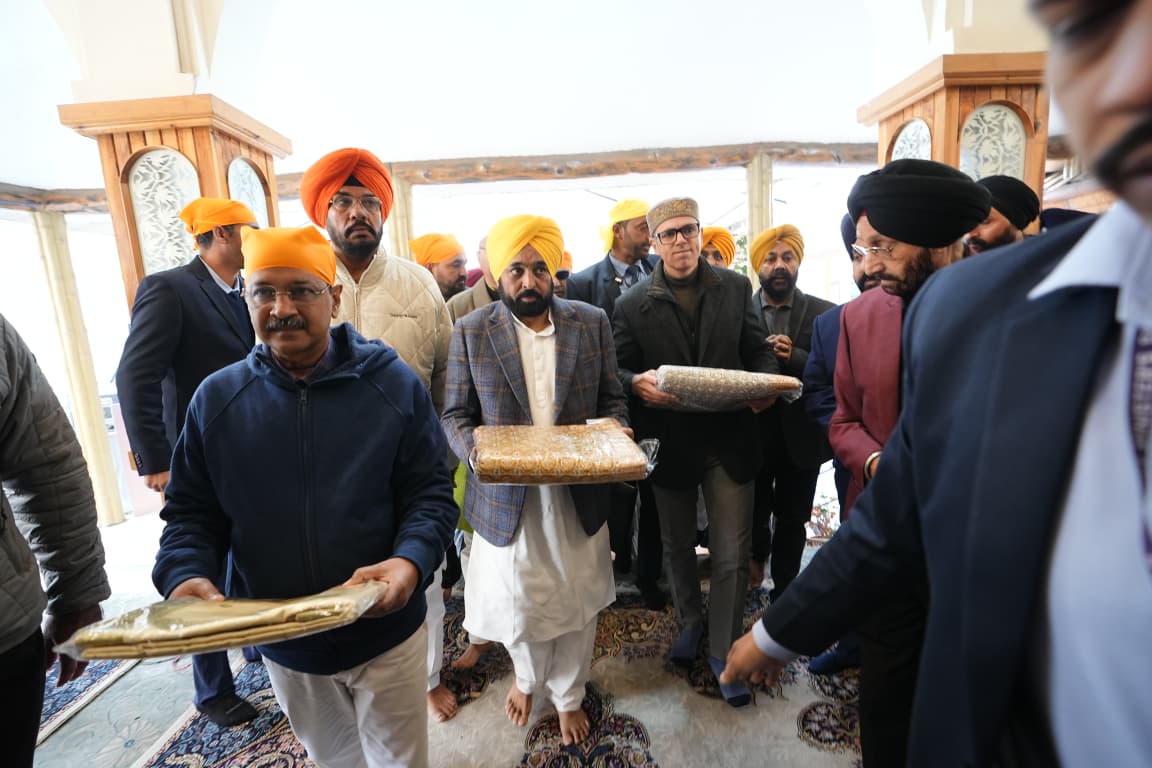 ਸ੍ਰੀ ਗੁਰੂ ਤੇਗ਼ ਬਹਾਦਰ ਜੀ ਦੇ 350ਵੇਂ ਸ਼ਹੀਦੀ ਦਿਹਾੜੇ ਨੂੰ ਸਮਰਪਿਤ ਵਿਸ਼ਾਲ ਨਗਰ ਕੀਰਤਨ ਸ੍ਰੀਨਗਰ ਤੋਂ ਰਵਾਨਾ, ਮੁੱਖ ਮੰਤਰੀ ਭਗਵੰਤ ਸਿੰਘ ਮਾਨ, ਅਰਵਿੰਦ ਕੇਜਰੀਵਾਲ ਅਤੇ ਜੰਮੂ ਕਸ਼ਮੀਰ ਦੇ ਮੁੱਖ ਮੰਤਰੀ ਉਮਰ ਅਬਦੁੱਲਾ ਨੇ ਸੰਗਤ ਨਾਲ ਕੀਤੀ ਸ਼ਿਰਕਤ