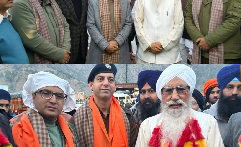 ਨੌਵੇਂ ਪਾਤਸ਼ਾਹ ਦੇ 350ਵੇਂ ਸ਼ਹੀਦੀ ਦਿਹਾੜੇ ਸਬੰਧੀ ਸ੍ਰੀਨਗਰ ਤੋਂ ਅਰੰਭ ਹੋਏ ਨਗਰ ਕੀਰਤਨ ਦਾ ਸੰਗਤ ਅਤੇ ਮੁਕਾਮੀ ਜ਼ਿਲ੍ਹਾ ਪ੍ਰਸ਼ਾਸਨ ਵਲੋਂ ਥਾਂ-ਥਾਂ ਸਵਾਗਤ