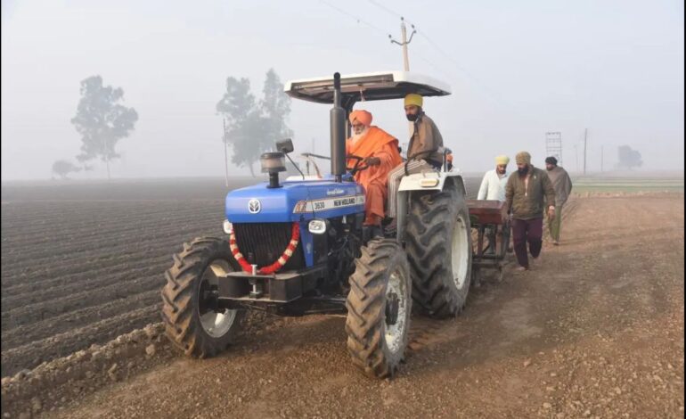 ਆਪ ਸੰਸਦ ਮੈਂਬਰ ਨੇ ਕਾਇਮ ਕੀਤੀ ਮਿਸਾਲ ! ਖੁਦ ਟਰੈਕਟਰ ਨਾਲ ਹੜ੍ਹ ਪ੍ਰਭਾਵਿਤ ਖੇਤਾਂ ਦਾ ਕੀਤਾ ਦੌਰਾ , ਕਿਸਾਨਾਂ ਨਾਲ ਮਿਲ ਕੇ ਜ਼ਮੀਨ ਨੂੰ ਬਣਾਇਆ ਵਾਹੀਯੋਗ