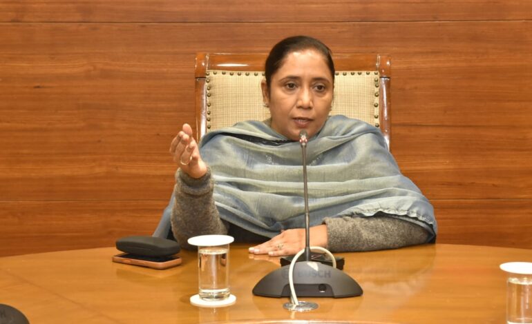 24 ਦਰਜਾ-4 ਕਰਮਚਾਰੀ ਕਲਰਕ ਬਣੇ, ਮੰਤਰੀ ਡਾ. ਬਲਜੀਤ ਕੌਰ ਵੱਲੋਂ ਪੱਦ-ਉਨਤੀ ਹੁਕਮ ਦਿੱਤੇ