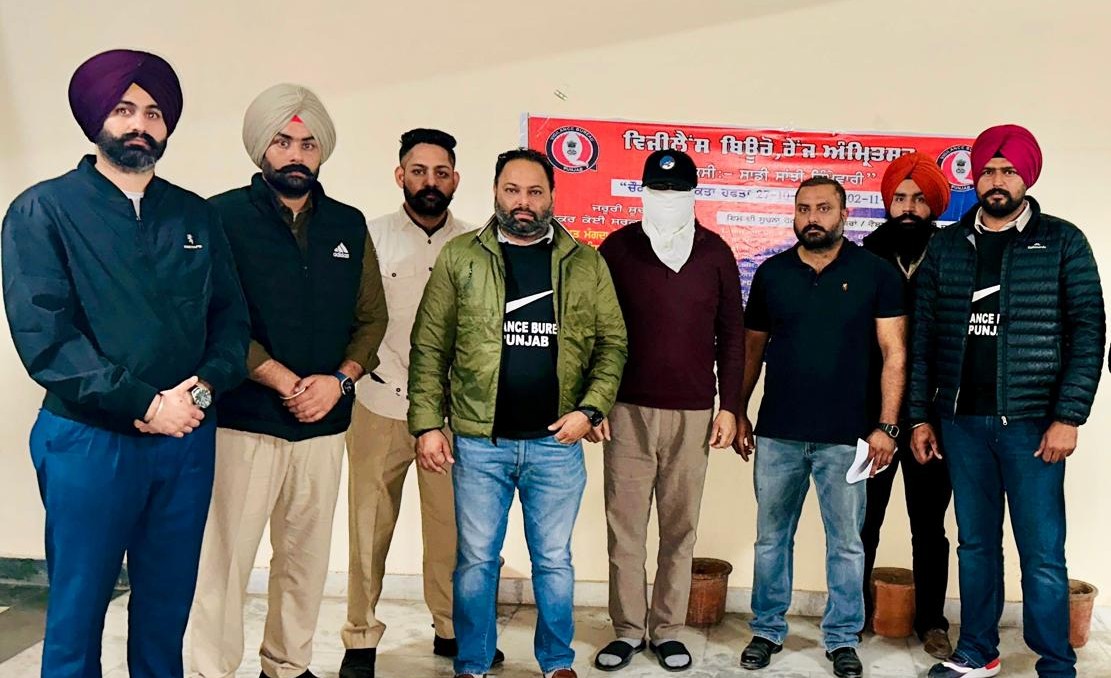 ਵਿਜੀਲੈਂਸ ਬਿਊਰੋ ਵੱਲੋਂ ਕਮਿਸ਼ਨਰ, ਨਗਰ ਨਿਗਮ-ਕਮ- ਐਸ.ਡੀ.ਐਮ. ਬਟਾਲਾ 50 ਹਜ਼ਾਰ ਰੁਪਏ ਰਿਸ਼ਵਤ ਲੈਂਦਾ ਰੰਗੇ ਹੱਥੀਂ ਕਾਬੂਮੁਲਜ਼ਮ ਤੋਂ 13.5 ਲੱਖ ਰੁਪਏ ਹੋਰ ਰਕਮ ਵੀ ਬਰਾਮਦ