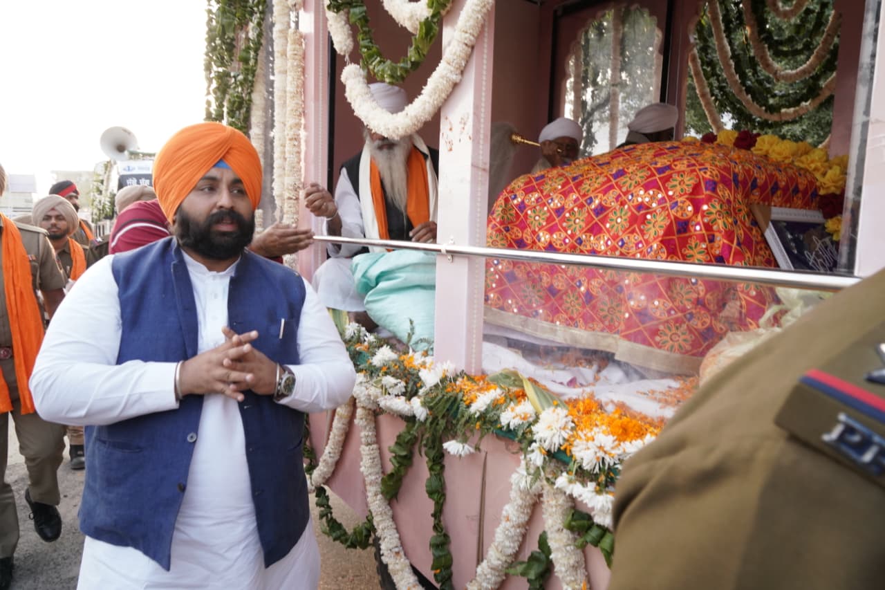 ਸ੍ਰੀ ਗੁਰੂ ਤੇਗ਼ ਬਹਾਦਰ ਜੀ ਦੇ 350ਵੇਂ ਸ਼ਹੀਦੀ ਦਿਹਾੜੇ ਨੂੰ ਸਮਰਪਿਤ ਫ਼ਰੀਦਕੋਟ ਤੋਂ ਅਰੰਭ ਹੋਏ ਵਿਸ਼ਾਲ ਨਗਰ ਕੀਰਤਨ ਦਾ ਸ੍ਰੀ ਅਨੰਦਪੁਰ ਸਾਹਿਬ ਪਹੁੰਚਣ ‘ਤੇ ਕੈਬਨਿਟ ਮੰਤਰੀ ਹਰਜੋਤ ਸਿੰਘ ਬੈਂਸ ਅਤੇ ਲੋਕ ਸਭਾ ਮੈਂਬਰ ਮਲਵਿੰਦਰ ਸਿੰਘ ਕੰਗ ਵਲੋਂ ਭਰਵਾਂ ਸਵਾਗਤ