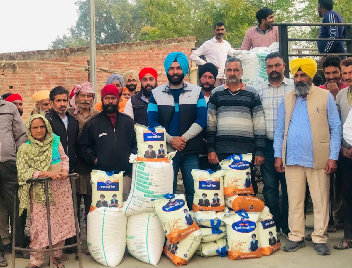 ਸ਼੍ਰੋਮਣੀ ਅਕਾਲੀ ਦਲ ਬਾਦਲ ਵੱਲੋਂ ਹੜ ਪ੍ਰਭਾਵਿਤ ਪਿੰਡਾਂ ਵਿੱਚ ਕਣਕ ਦਾ ਬੀਜ ਵੰਡਿਆ