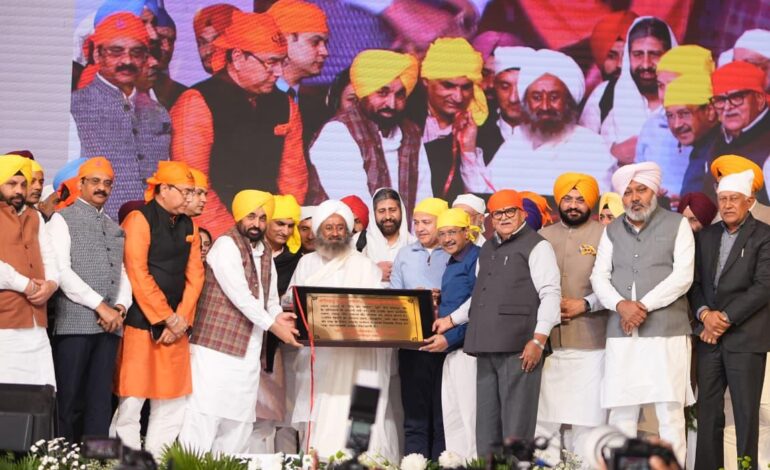 ਮੁੱਖ ਮੰਤਰੀ ਭਗਵੰਤ ਸਿੰਘ ਮਾਨ ਅਤੇ ਅਰਵਿੰਦ ਕੇਜਰੀਵਾਲ ਵੱਲੋਂ ਸਰਬ ਧਰਮ ਸੰਮੇਲਨ ਦੌਰਾਨ ਵਿਸ਼ਵ ਭਰ ਦੇ ਧਾਰਮਿਕ ਆਗੂਆਂ ਨਾਲ ਨੌਵੇਂ ਪਾਤਸ਼ਾਹ ਸ੍ਰੀ ਗੁਰੂ ਤੇਗ਼ ਬਹਾਦਰ ਜੀ ਨੂੰ ਸ਼ਰਧਾ ਤੇ ਸਤਿਕਾਰ ਭੇਟ