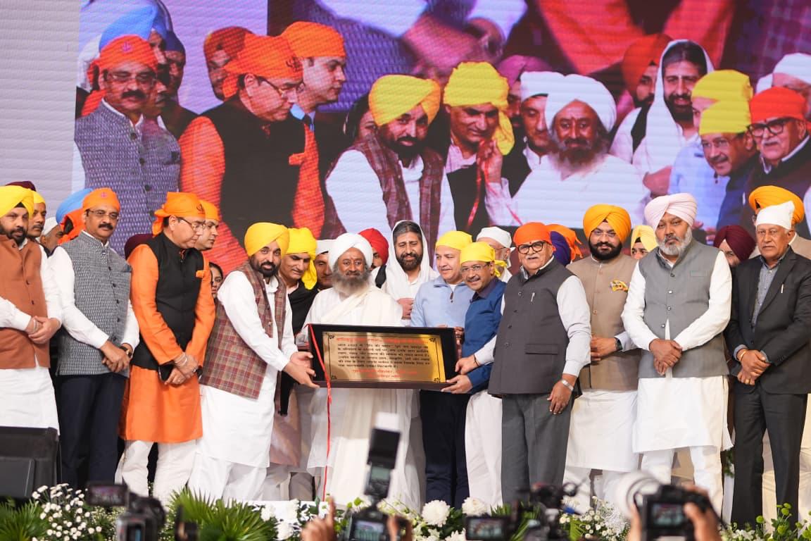 ਮੁੱਖ ਮੰਤਰੀ ਭਗਵੰਤ ਸਿੰਘ ਮਾਨ ਅਤੇ ਅਰਵਿੰਦ ਕੇਜਰੀਵਾਲ ਵੱਲੋਂ ਸਰਬ ਧਰਮ ਸੰਮੇਲਨ ਦੌਰਾਨ ਵਿਸ਼ਵ ਭਰ ਦੇ ਧਾਰਮਿਕ ਆਗੂਆਂ ਨਾਲ ਨੌਵੇਂ ਪਾਤਸ਼ਾਹ ਸ੍ਰੀ ਗੁਰੂ ਤੇਗ਼ ਬਹਾਦਰ ਜੀ ਨੂੰ ਸ਼ਰਧਾ ਤੇ ਸਤਿਕਾਰ ਭੇਟ