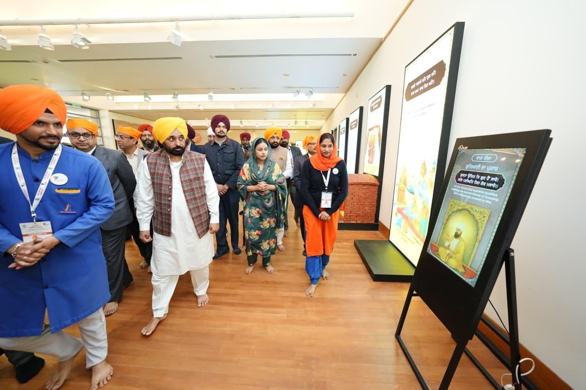 350ਵੇਂ ਸ਼ਹੀਦੀ ਦਿਹਾੜੇ ’ਤੇ: ਪੰਜਾਬ ਸਰਕਾਰ ਦੇ ਮੰਤਰੀ-ਅਫ਼ਸਰ ਸ਼ਰਧਾ ਨਾਲ ਜੁੜੇ—ਲੰਗਰ ਬਣਾਉਣ ਤੋਂ ਲੈ ਕੇ, ਵਰਤਾਉਣ ਤਕ ਦੀ ਸੇਵਾ ਵਿੱਚ ਦਿਖਾਇਆ ਪੂਰਾ ਸਮਰਪਣ