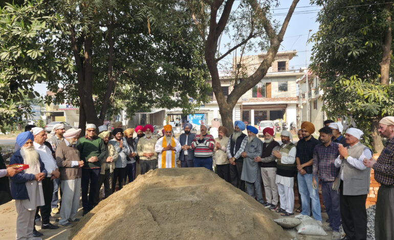 ਐਡਵੋਕੇਟ ਬਲਜੀਤ ਸਿੰਘ ਪਾਹੜਾ ਵੱਲੋਂ ਇੰਪਰੂਵਮੈਂਟ ਟਰੱਸਟ ਸਕੀਮ ਨੰਬਰ 1 ਦੀ ਚਾਰਦੀਵਾਰੀ ਦਾ ਰੱਖਿਆ ਨੀਂਹ ਪੱਥਰ